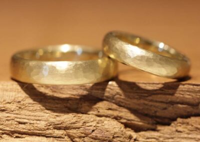 breitere ovale gelbgold trauringe mit hammershlag angefertigt im schmuckgarten