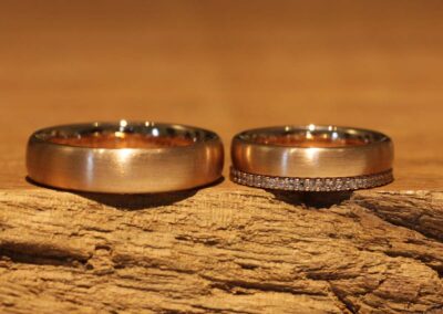schoene ovale gelbgold trauringe matt und ansteckring mit brillanten ausgefasst