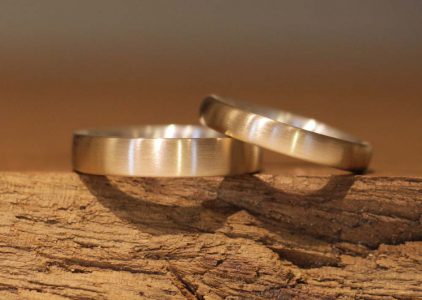 matte gelbgold trauringe aus dem schmuckgarten
