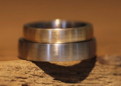 schmuckgarten schlichte zwei farbige steckloetringe damenring aussen rosegold und innen graugold herrenring aussen graugold und innen rosegold