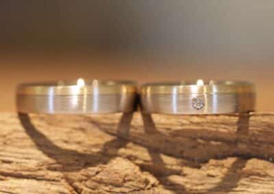 zweifarbige trau ringe scheibenringe graugold und gelbgold mit brillant in damenring