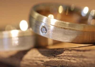 zweifarbige trau ringe scheibenringe graugold und gelbgold mit brillant in damenring