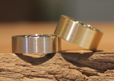 kantige gerade ehe ringe einer graugold andere gelbgold schmuckgarten