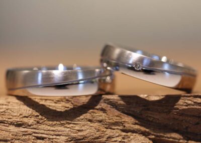 weissgold eheringe mit nut diagonal eine seite matt andere glänzend in damenring brillant