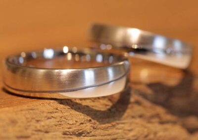 weissgold eheringe mit nut diagonal eine seite matt andere glänzend in damenring brillant