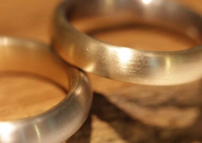 schöne matte ovale steckloetringe zweifarbig rosegold und weissgold