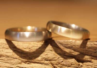 schöne matte ovale steckloetringe zweifarbig rosegold und weissgold