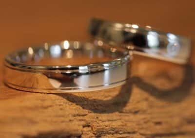 weißgold ringe mit zwei geraden rillen in damenring ein brillant