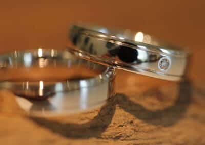 weißgold ringe mit zwei geraden rillen in damenring ein brillant