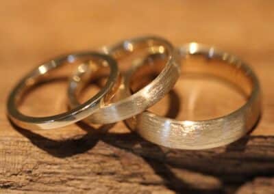 matte gold eheringe mit poliertem beisteckring