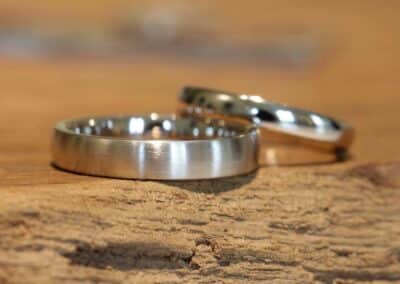 schlichte weißgoldringe hochzeit herrenring matt und damenring poliert