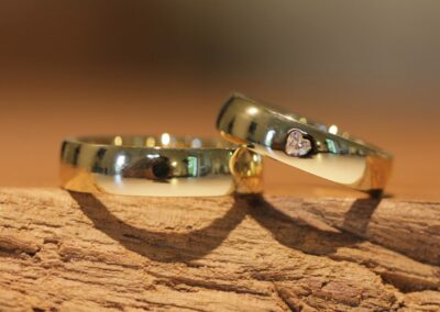 klassische trauringe in gelbgold mit brillant in herzform