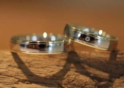 polierte zweifarbige hochzeit ringe gelbgold und weißgold damenring mit stein