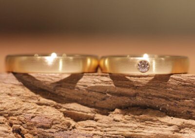 ovale matte gelbgold eheringe mit brillant