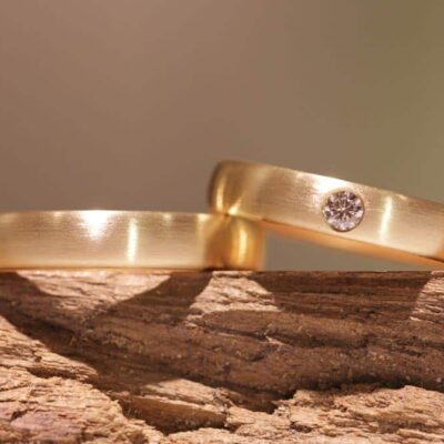 ovale matte gelbgold eheringe mit brillant