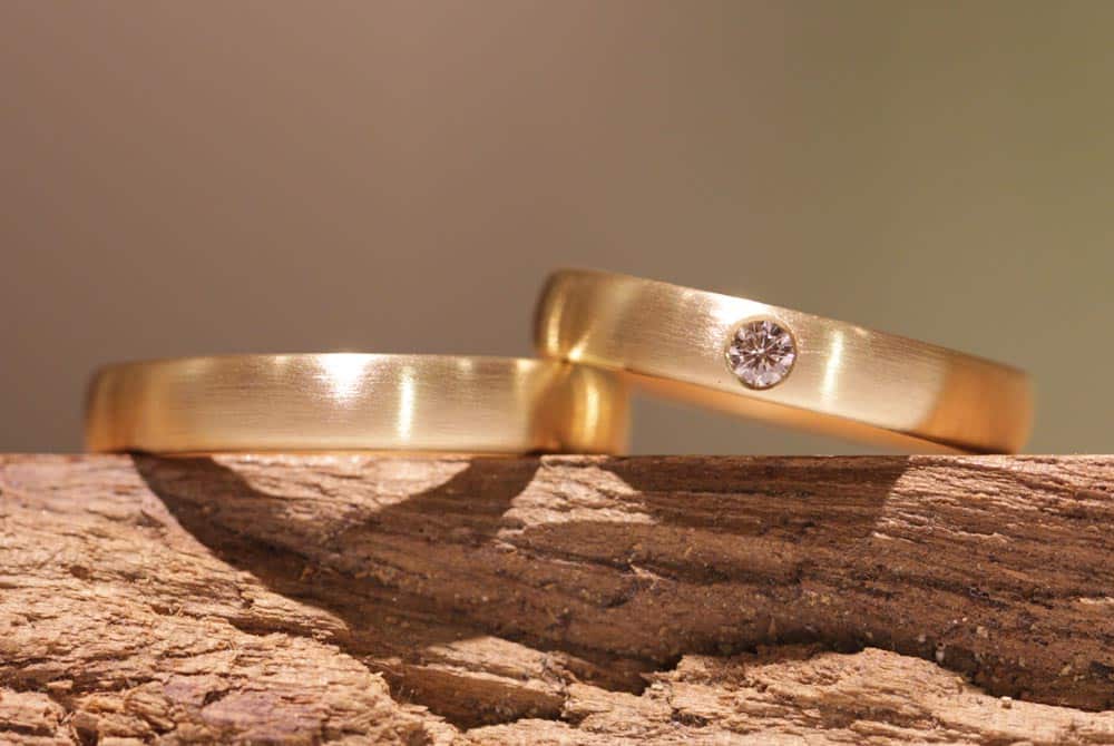 ovale matte gelbgold eheringe mit brillant
