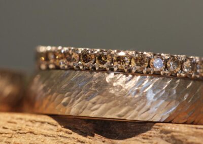 Hochzeit Ringe Grau Gold geschmiedet mit Beisteckring mit braunen Brillanten hergestellt im Schmuckgarten