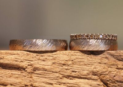 Hochzeit Ringe Grau Gold geschmiedet mit Beisteckring mit braunen Brillanten hergestellt im Schmuckgarten