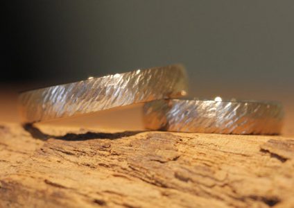 Hochzeit Ringe Grau Gold geschmiedet mit Beisteckring mit braunen Brillanten hergestellt im Schmuckgarten