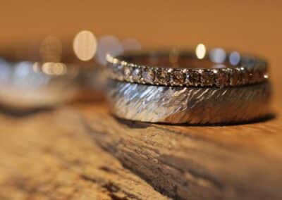 Hochzeit Ringe Grau Gold geschmiedet mit Beisteckring mit braunen Brillanten hergestellt im Schmuckgarten