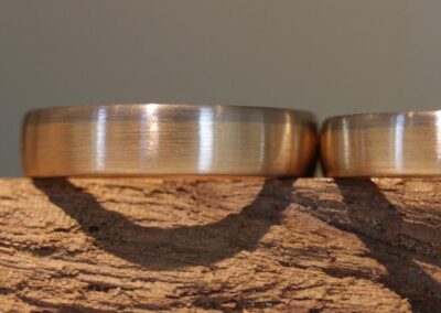 zweifarbige gold hochzeitsringe entstanden im trauringkurs schmuckgarten