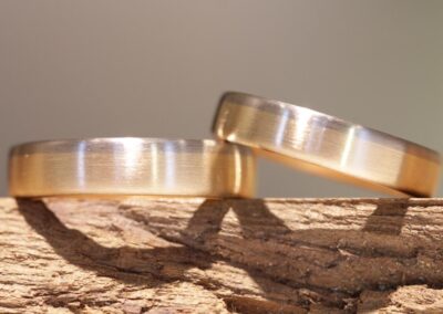 zweifarbige gold hochzeitsringe entstanden im trauringkurs schmuckgarten