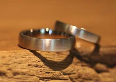 Matte Graugold Trauringe Schmuckgarten