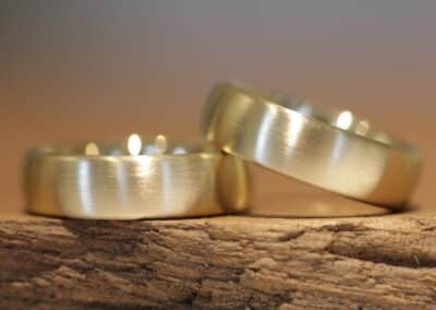 Zeitlose matte Gelbgold Trauringe