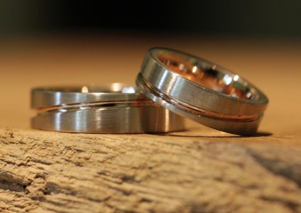 Zweifarbige kantige Trauringe mit Nut/Rille