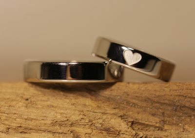 Platin Eheringe mit Herz-Gravur außen