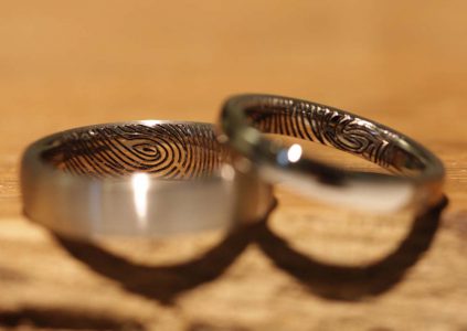 Fingerprint Gravur Graugold Hochzeitsringe