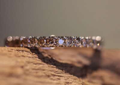 Beisteckring mit braunen Brillanten Krönchenfassung