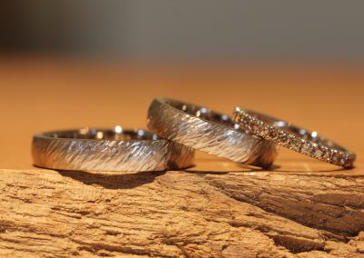 Geschmiedete Hochzeitsringe aus Gold mit passenden Beisteckring mit braunen Brillanten Krönchenfassung