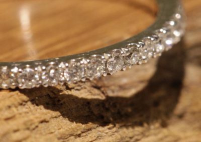 Beisteckring mit weißen Brillanten Krönchenfassung