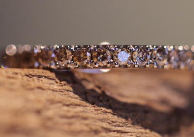 Beisteckring mit getönten Brillanten