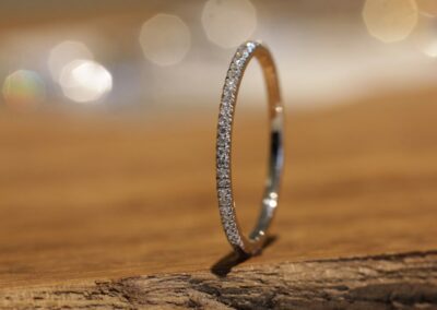 Beisteckring in Graugold mit Brillanten Krönchenfassung