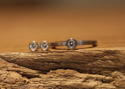 Solitaer-Beisteckring aus Graugold mit passenden Ohrsteckern