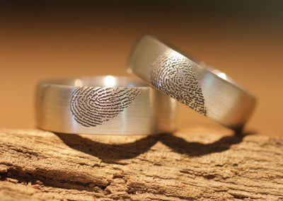 besondere silber hochzeitsringe mit lasergravur herzform aus fingerabdruck eine herzhälfte pro seite
