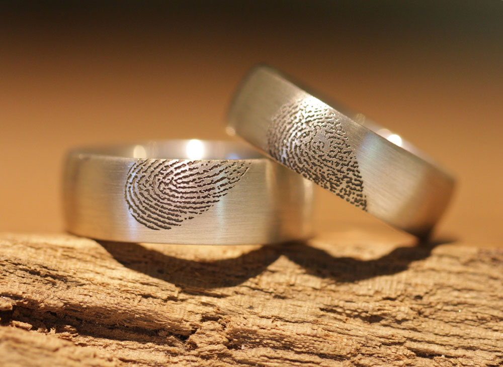 besondere silber hochzeitsringe mit lasergravur herzform aus fingerabdruck eine herzhälfte pro seite