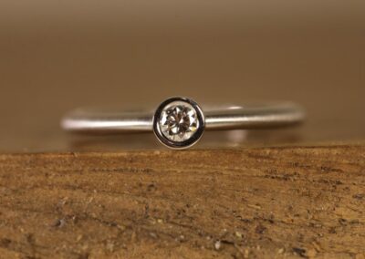 schöner solitär ring in grau gold aus stolberg aachen schmuckgartén