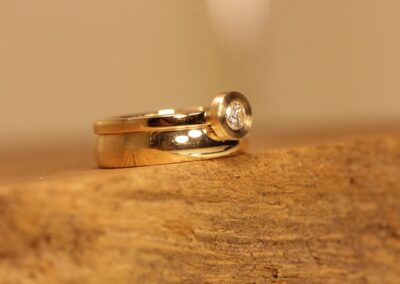 Gold Solitaer Ring neben Trauring Schmuckgarten