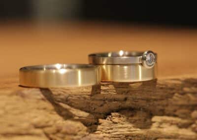 Gelb Gold Trauringe mit Beiseckring Soliärring Grau Gold geschlossene Fassung