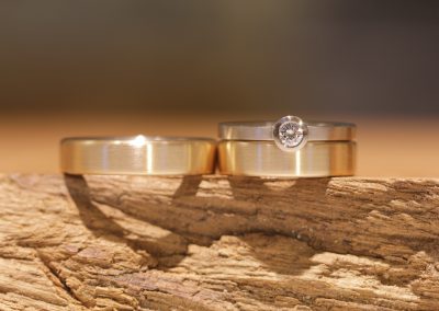 Gelb Gold Trauringe mit Beiseckring Soliärring Grau Gold geschlossene Fassung