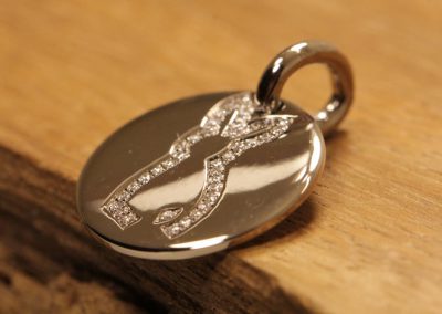 Runder Anhänger mit Hasen ausgefasst mit Brillanten