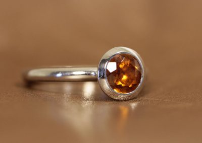 Runddrahtring aus Silber mit Stein