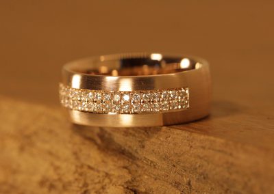 breiter goldring mit brillanten schmuckgarten
