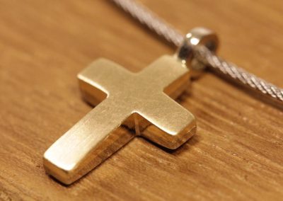 schönes schlichtes Gold Herz zweifarbig eine Seite Gelbgold andere Seite Graugold