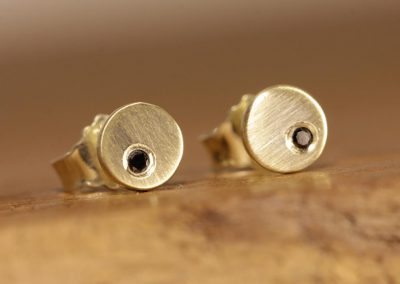 Gold Ohrstecker mit schwarzen Brillant