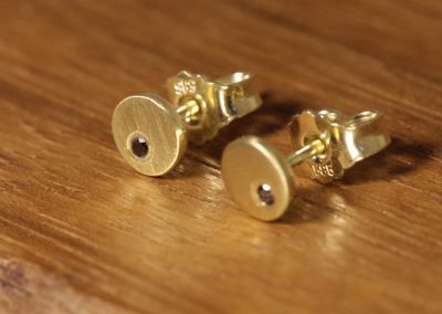 Gold Ohrstecker mit schwarzen Brillant