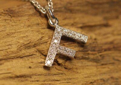 Buchstaben Anhänger "F" mit Brillanten ausgefasst
